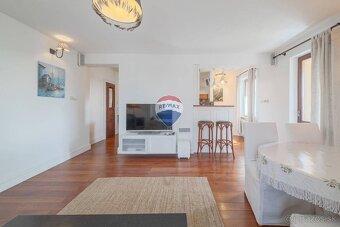 Štýlový a komplet zariadený byt na prenájom vo Vajkovciach – - 3