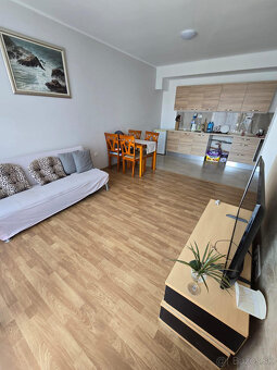 EXKLUZÍVNE Priestranný a zariadený 2-izbový apartmán v rez - 3