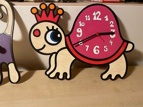 Dievčenský drevený vešiak a hodiny na stenu - 3