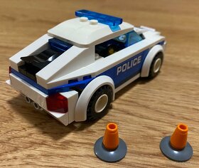 - - - LEGO City - Policajne hliadkovacie auto (60239) - - - - 3