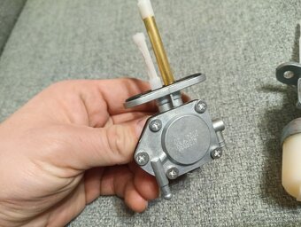 Palivové kohúty postlakový na moto, rozteč 34mm, univerzálny - 3
