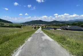 Krásny stavebný pozemok + povolenie 1096m2 20min od ZVOLENA - 3