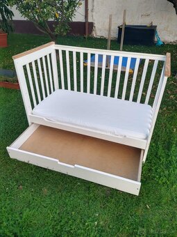 Biela drevená postieľka + nepremokavá plachta - 3