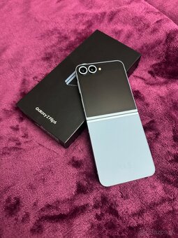 PREDÁM V TOP STAVE SAMSUNG Z FLIP 6 256GB Modrá - 3