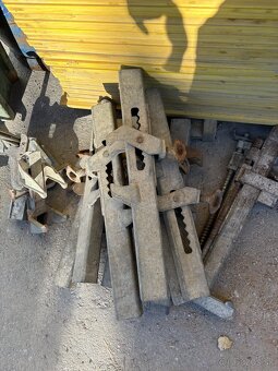 Predám samopaly na stenové debnenia cena 10€/ks - 3