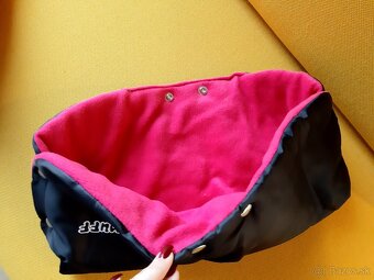 Čierny rukavnik s ružovým vnútrom - 3