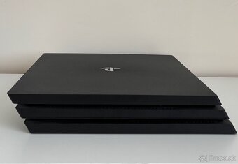 PlayStation 4 Pro + 2x DualShock 4 – TOP STAV - 3