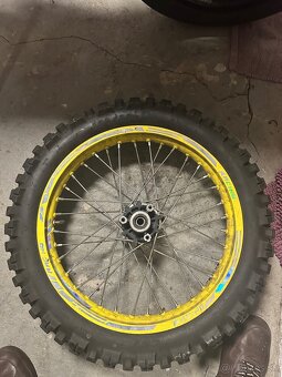 Predám komplet kolesa aprilia rx/sx125 um dsr/sm - 3
