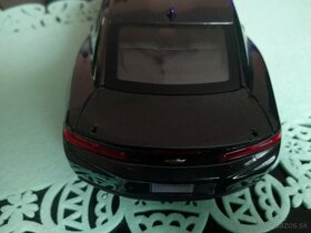 Predám Chevrolet Camaro 1:18 Maisto - 3