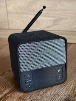 LEXON Rádiobudík 3V1 (bezdrôtovú nabíjačku smartfónu) - 3