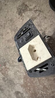 Predám menič napätia 12 V /220 V Tronic 300W - 3