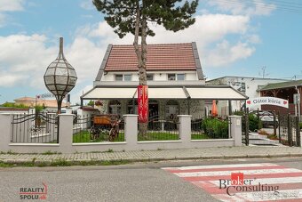 Reštaurácia + 3 izbový byt na predaj v Hamuliakove - 3
