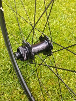 Ľahké hliníkové kolesá 1683g + plášte Pirelli, orech Sram XD - 3