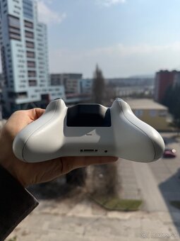 🎮 Predám Xbox bezdrôtový ovládač – biely + akumulátor - 3