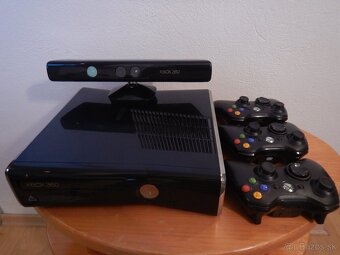 Xbox 360 + 3x ovládač + kinect senzor + príslušenstvo - 3