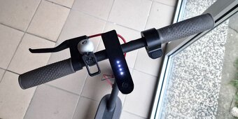 Predám Xiaomi Mi Electric Scooter M365 159Eur netreba PZP - 3