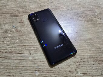 Samsung A21s v super stave ma len velmi jemne znamky pouziva - 3