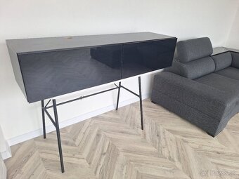 Čierne závesné skrinky, vysoký lesk - 3