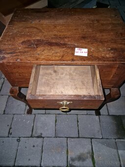 16 - Predám starožitný stolík s mosadzným kovaním - 3