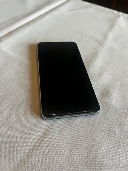 Samsung S10e trochu údretý display - 3