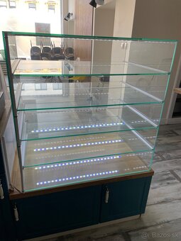 Sklenená vitrína – 8 mm sklo + RGB LED podsvietenie - 3