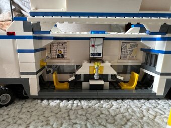 Lego policajný kamion 7743 - 3