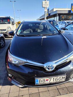 Predám toyoru Auris hybrid Touring sport - 3