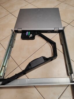 Predám HP TFT7600 + 16p switch - 3