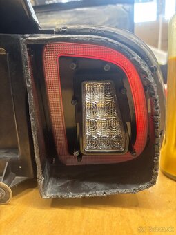Predam zadné svetlo na Ford Mustang - 3