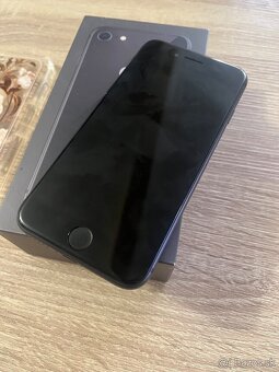 Apple iPhone 8 / 64GB Black / TOP stav - 3