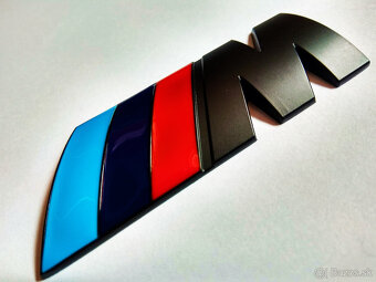 čierny M-znak na BMW - 3