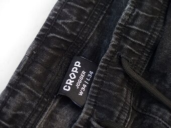 Čierne cargo nohavice Cropp č.34 - 3