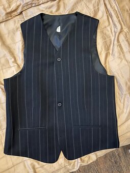 Predám čierny pásikavý oblek - 3