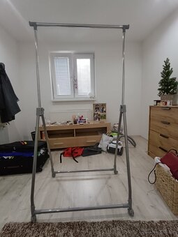 Pojazdný kovový stojan na oblečenie - 3