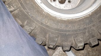 Predám 1 koleso a 1 disk na LTZ 400 . 22x11x10 - 3