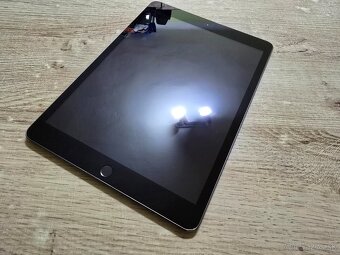 Ipad 7 32gb plnefunkcny na displeji su len jemne skrabanceky - 3