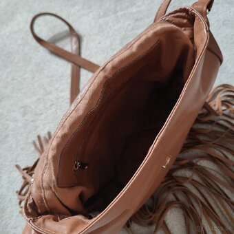 Kožená kabelka so strapcami - 3