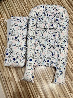 Súprava – hniezdo, mantinely a vankúšik (modro-ružové) - 3