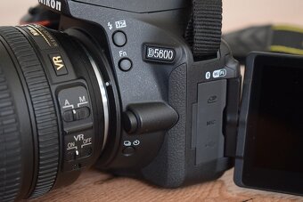 Nikon D5600 - wifi BT - dotyk. displej AF VR objektiv 18-105 - 3