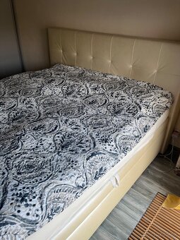 Biela koženkova postel s dvojitymi matracmi - 3