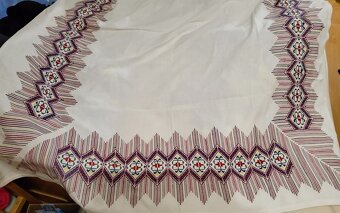 Starý vyšívaný obrus - 3