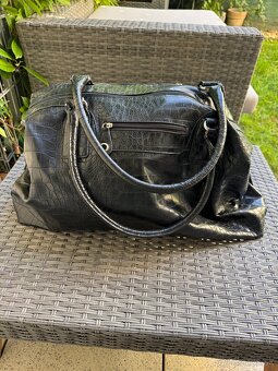 Lakovaná dámska taška Bueno - 3