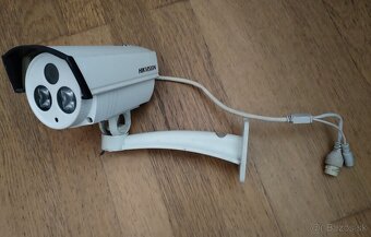 IP kamera Hikvision DS-2CD2232-I5 včetně držáku - 3