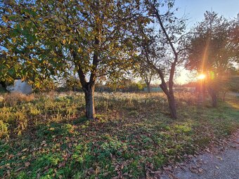 Slnečný stavebný pozemok na predaj/ Žemliare/prípojka - 3