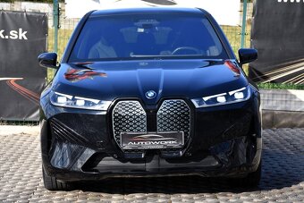 BMW iX xDrive40 PANORAMA ZÁRUKA SR DPH 2023 SOH - 98,5 % - 3