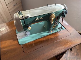 Starý mechanický šijací stroj Lada 236 - 3