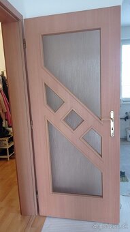 Staršie interiérové dvere s obložkovými zárubňami - 3