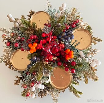 Adventný veniec L 38cm na stôl na drevenom podstavci pre 4 s - 3