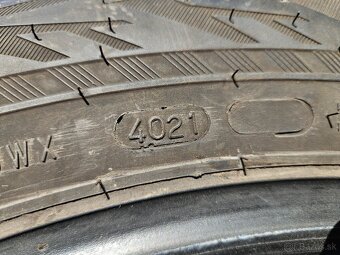 Predam 2ks zimne pneumatiky Nokian 215/65 r17 - 3