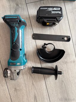 Predám akú brusku Makita dga 452 s baterkou a nabijackou - 3